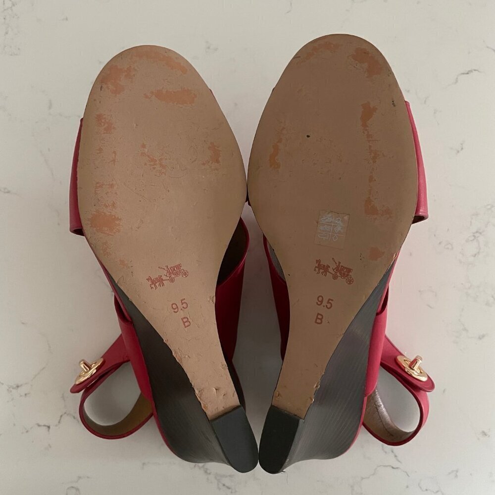 Coach Rosanne Wedge Manmade Cross Strap Sandal Turnlock Gold Hard Red Brown 9.5B - Picture 9 of 13